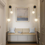 Luminária de parede arqueada em metal polido, ideal para iluminar com sofisticação e estilo ambientes contemporâneos.
