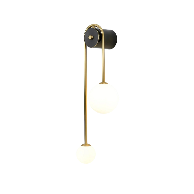 Luminária de parede arqueada em metal polido, ideal para iluminar com sofisticação e estilo ambientes contemporâneos.
