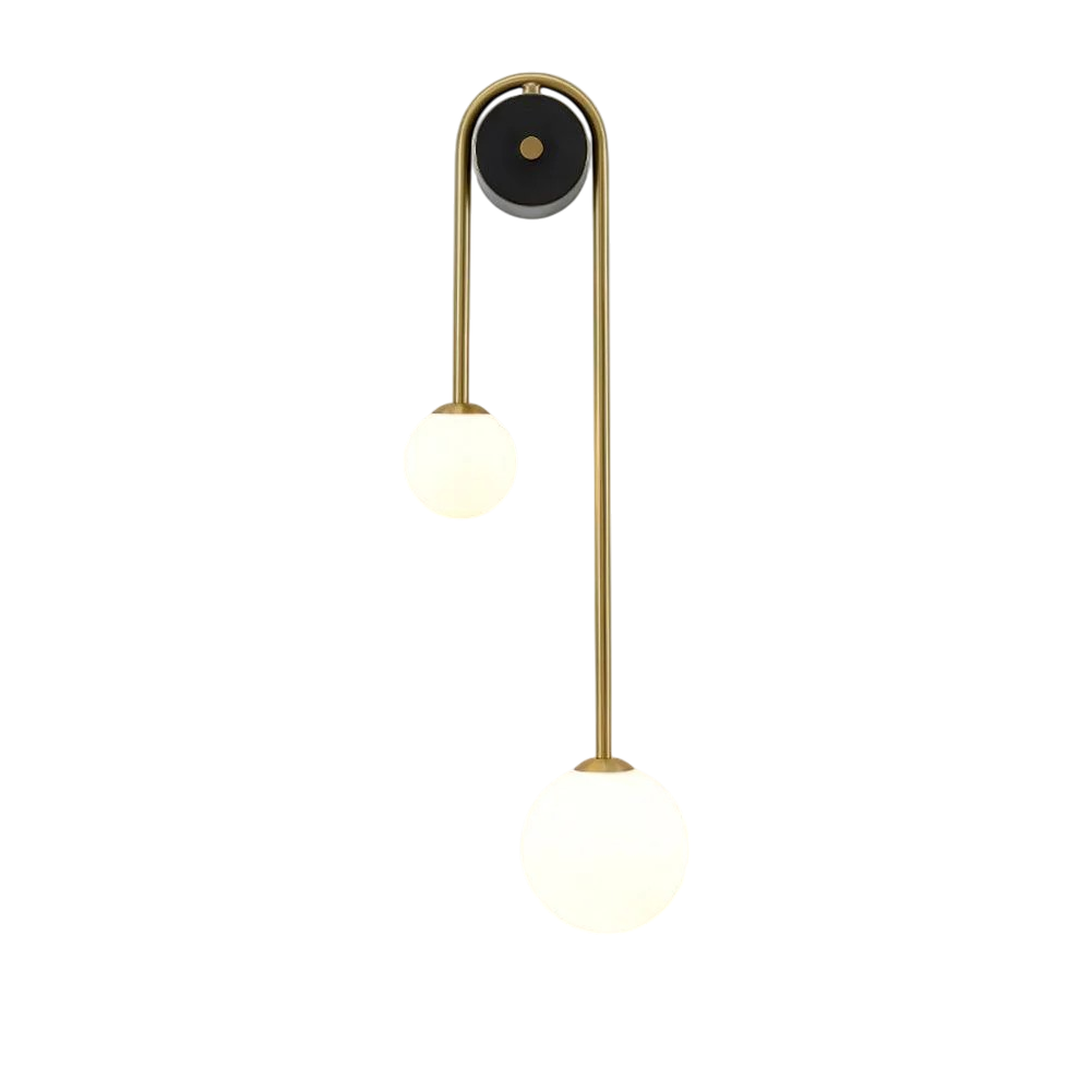 Luminária de parede arqueada em metal polido, ideal para iluminar com sofisticação e estilo ambientes contemporâneos.
