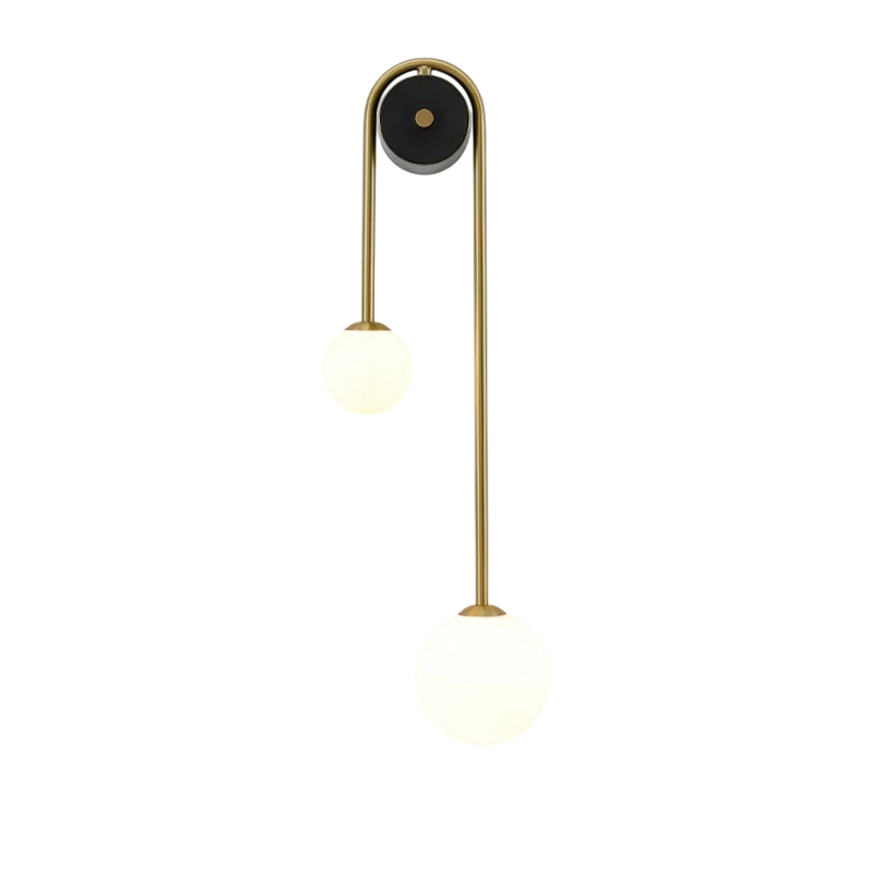 Luminária de parede arqueada em metal polido, ideal para iluminar com sofisticação e estilo ambientes contemporâneos.