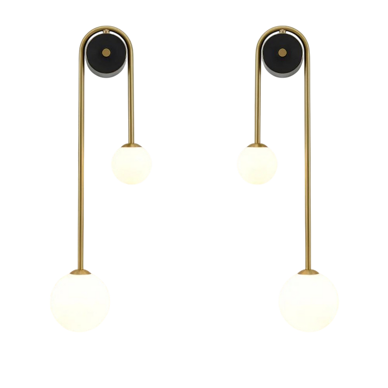Luminária de parede arqueada em metal polido, ideal para iluminar com sofisticação e estilo ambientes contemporâneos.