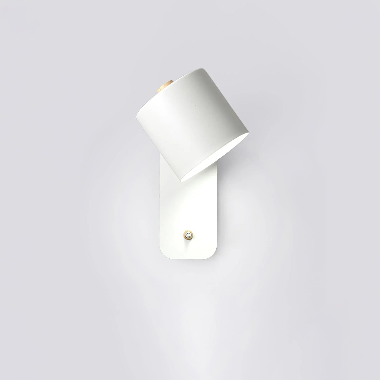 Luminária de parede cilíndrica em acabamento mate, projetada para iluminar com elegância e simplicidade em ambientes contemporâneos. Branco