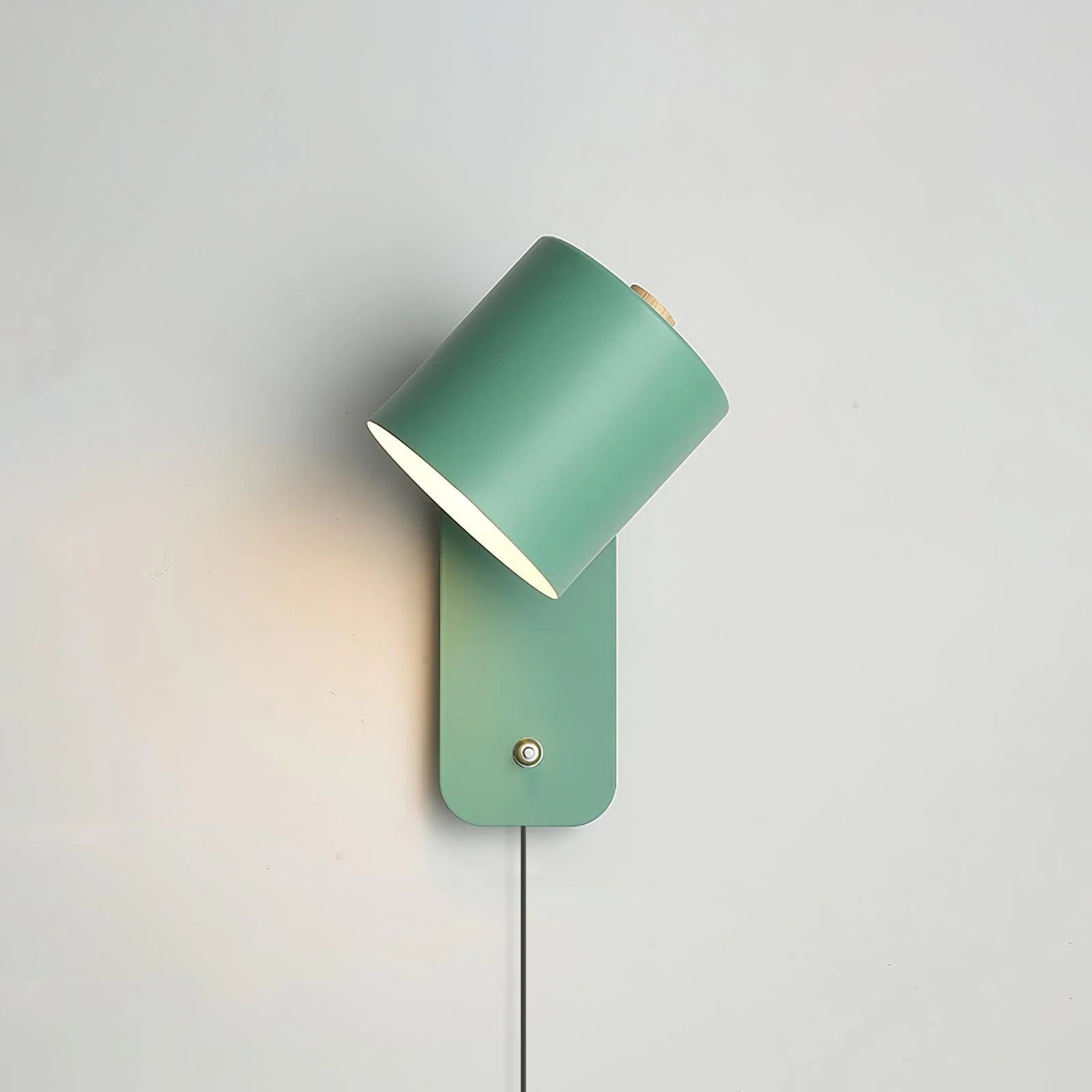 Luminária de parede cilíndrica em acabamento mate, projetada para iluminar com elegância e simplicidade em ambientes contemporâneos. Verde