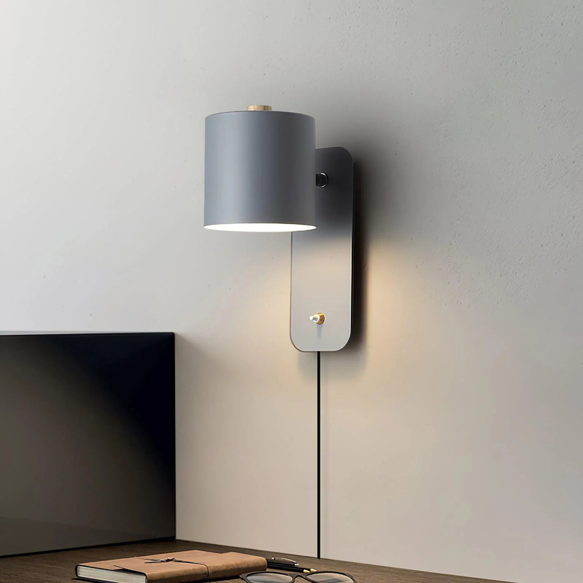 Luminária de parede cilíndrica em acabamento mate, projetada para iluminar com elegância e simplicidade em ambientes contemporâneos.