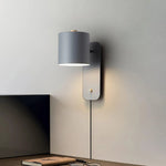 Luminária de parede cilíndrica em acabamento mate, projetada para iluminar com elegância e simplicidade em ambientes contemporâneos.