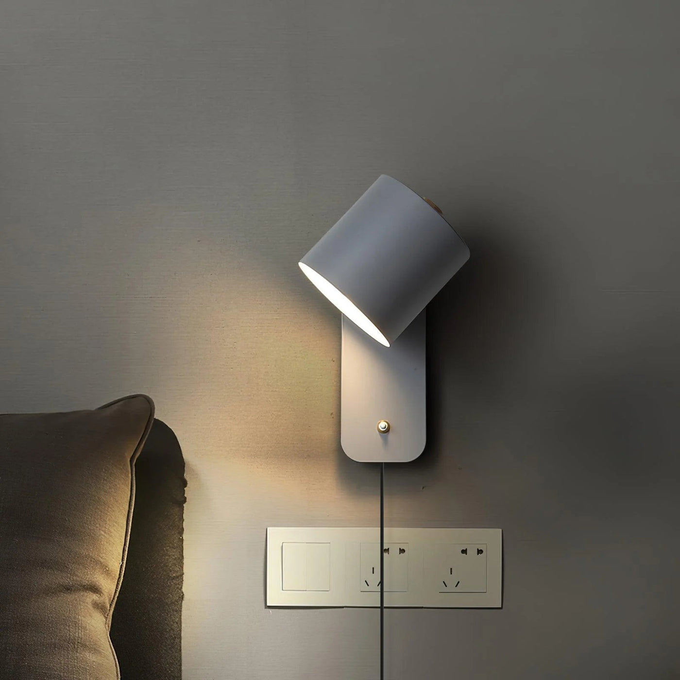Luminária de parede cilíndrica em acabamento mate, projetada para iluminar com elegância e simplicidade em ambientes contemporâneos.