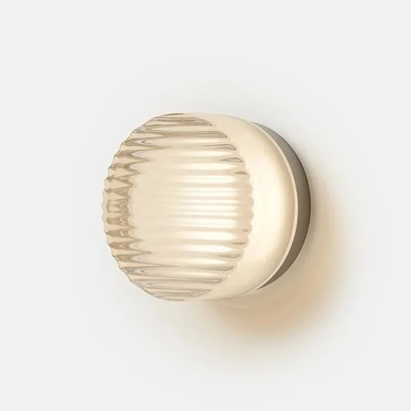 Luminária de parede circular contemporânea com iluminação difusa e acabamento minimalista em metal polido.
