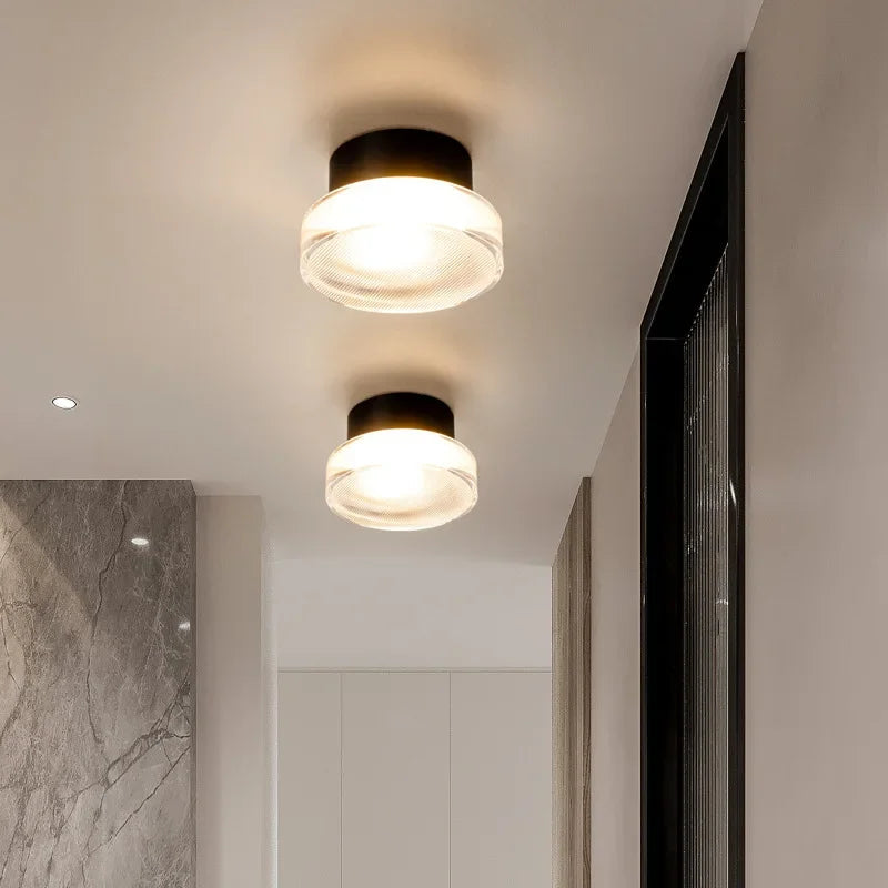Luminária de parede circular contemporânea com iluminação difusa e acabamento minimalista em metal polido.