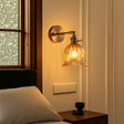Luminária de parede com iluminação suave e design floral minimalista em vidro cristalino.