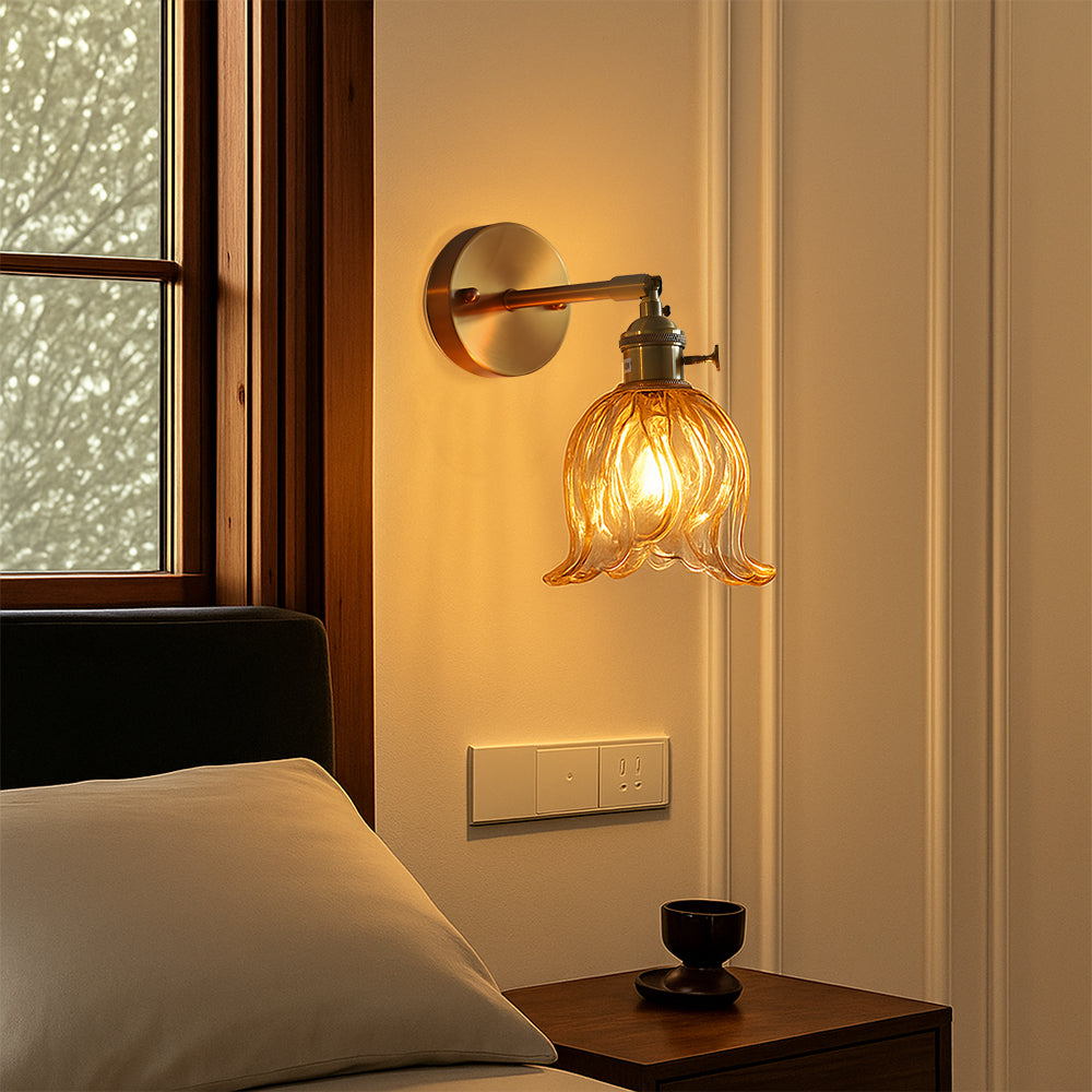 Luminária de parede com iluminação suave e design floral minimalista em vidro cristalino. Âmbar