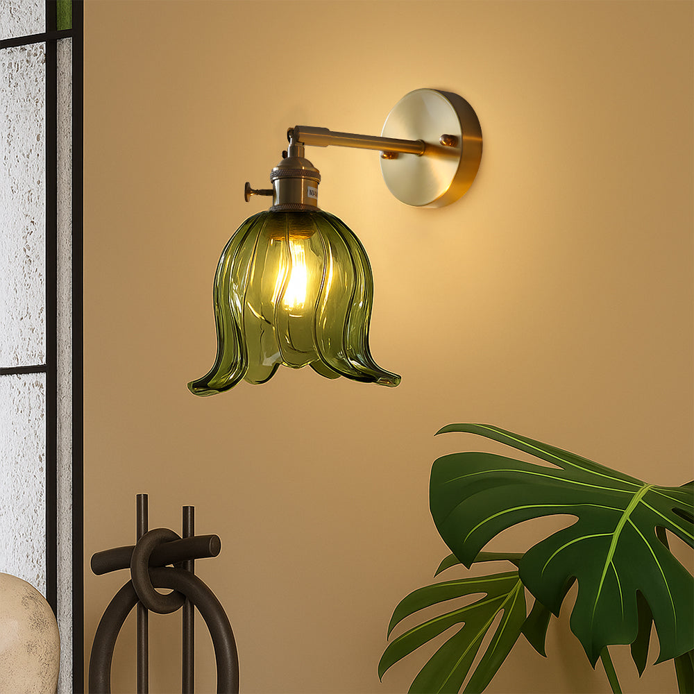 Luminária de parede com iluminação suave e design floral minimalista em vidro cristalino. Verde