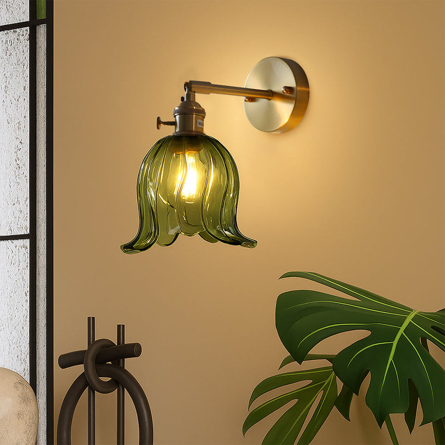 Luminária de parede com iluminação suave e design floral minimalista em vidro cristalino. Verde
