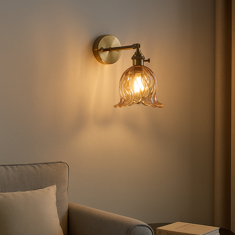 Luminária de parede com iluminação suave e design floral minimalista em vidro cristalino.