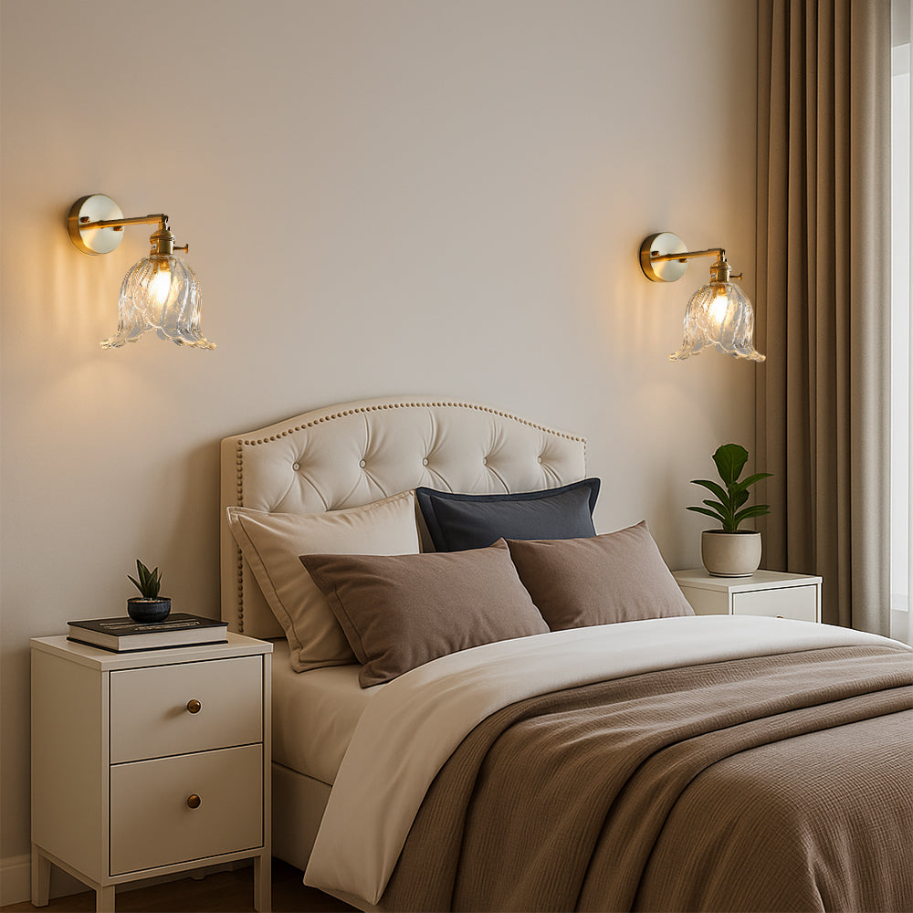 Luminária de parede com iluminação suave e design floral minimalista em vidro cristalino.