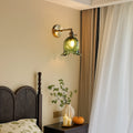 Luminária de parede com iluminação suave e design floral minimalista em vidro cristalino.