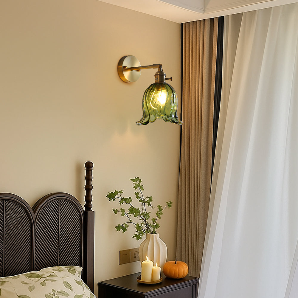 Luminária de parede com iluminação suave e design floral minimalista em vidro cristalino.