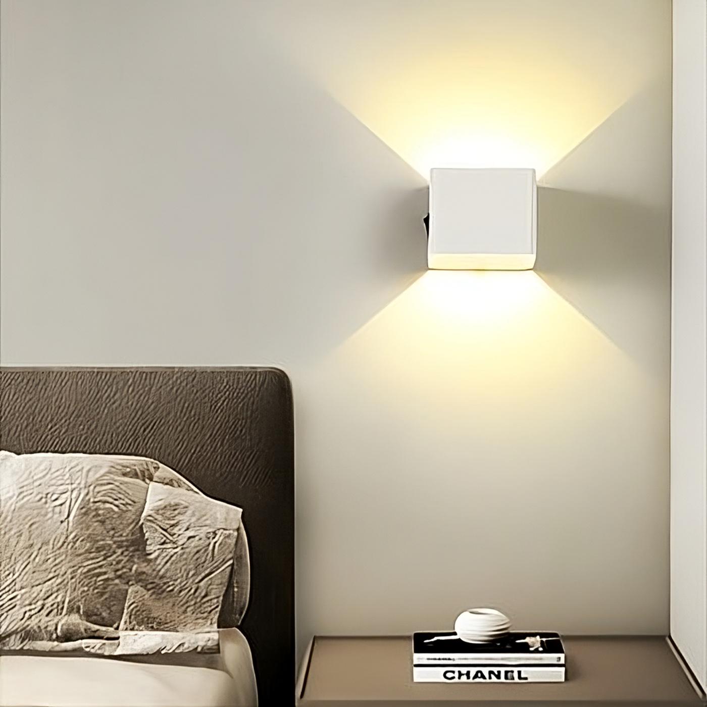 Luminária de parede com sensor de movimento em formato cúbico, iluminando com suavidade e elegância qualquer ambiente. Branco
