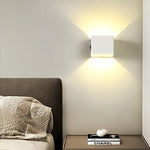 Luminária de parede com sensor de movimento em formato cúbico, iluminando com suavidade e elegância qualquer ambiente. Branco