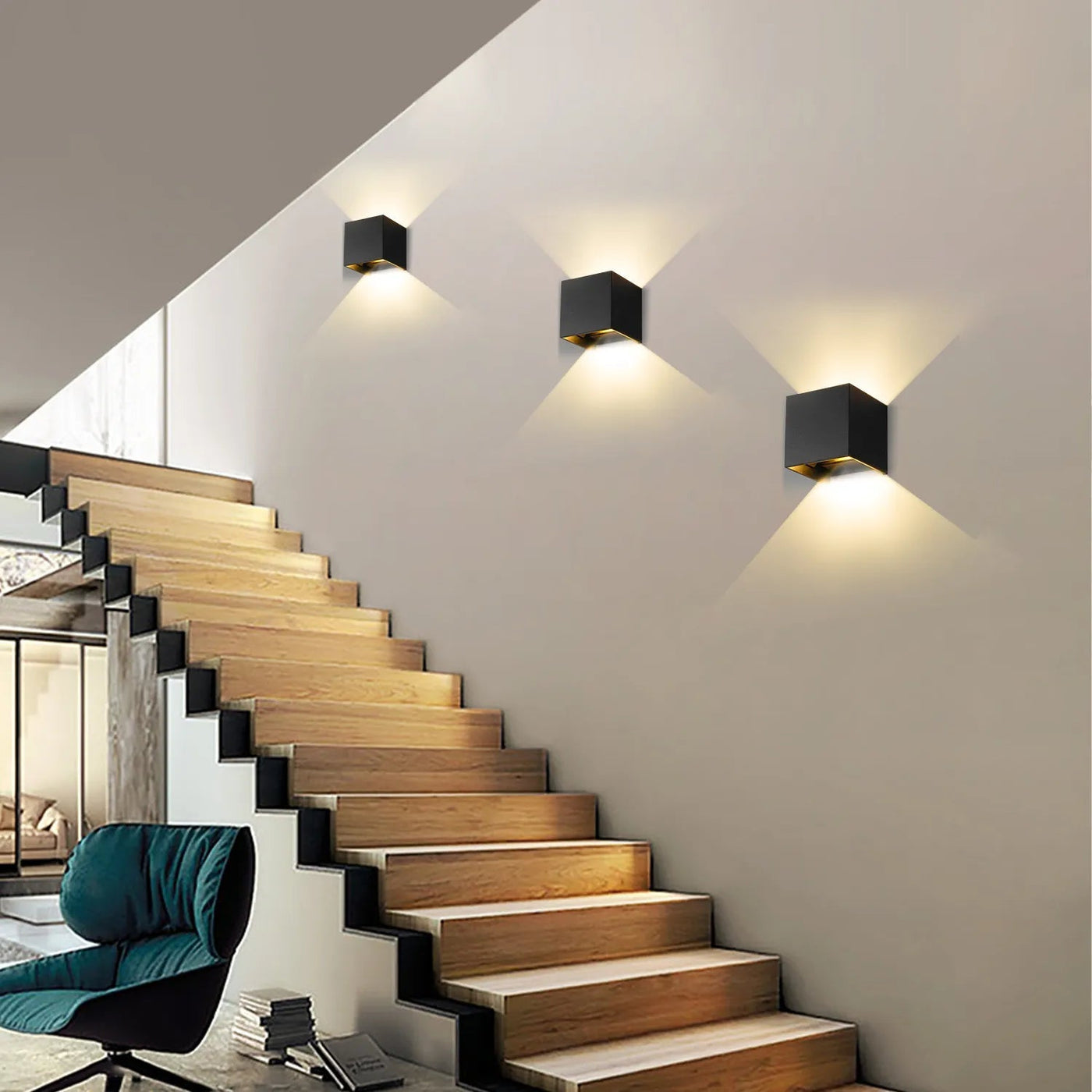 Luminária de parede com sensor de movimento em formato cúbico, iluminando com suavidade e elegância qualquer ambiente.