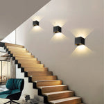 Luminária de parede com sensor de movimento em formato cúbico, iluminando com suavidade e elegância qualquer ambiente.