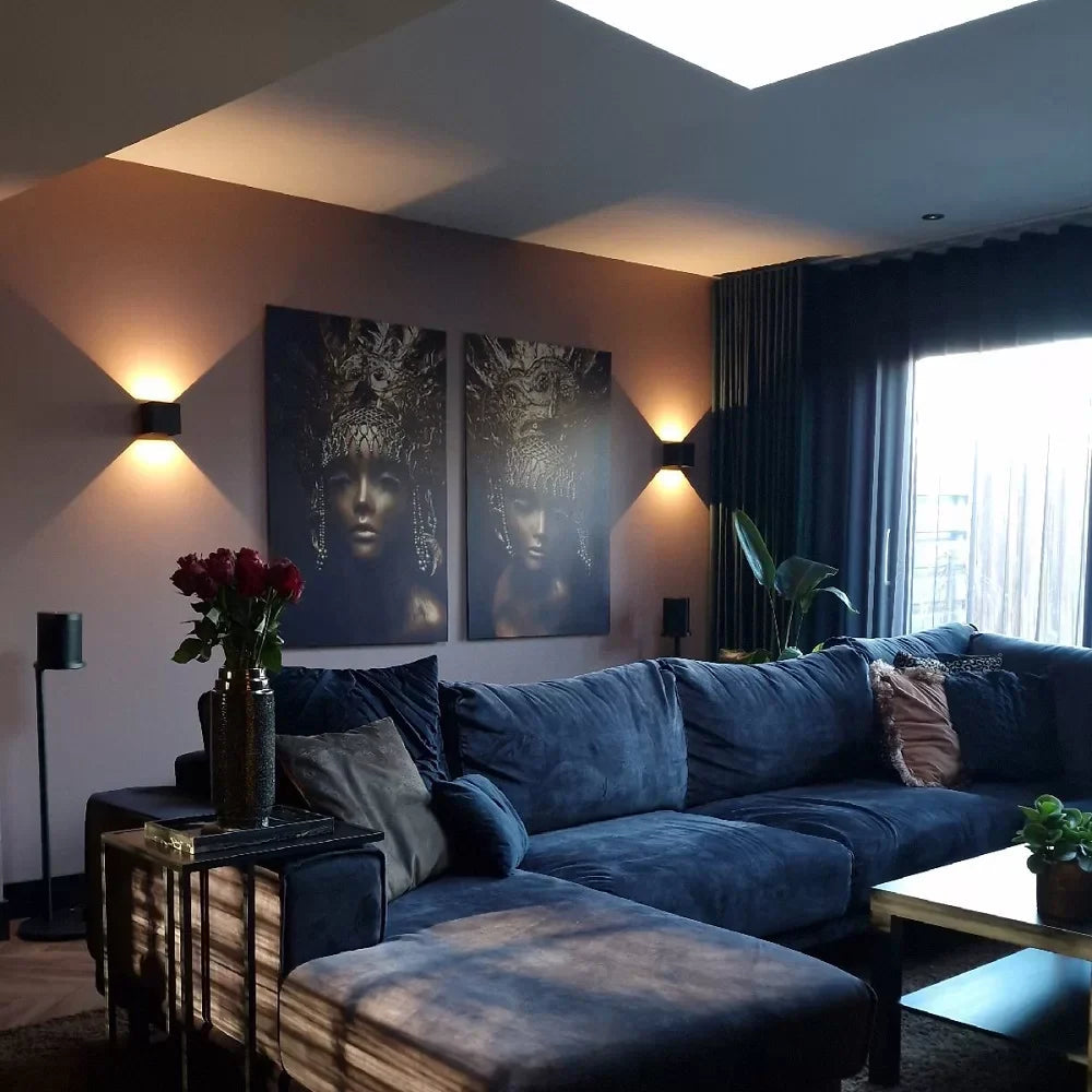 Luminária de parede com sensor de movimento em formato cúbico, iluminando com suavidade e elegância qualquer ambiente.