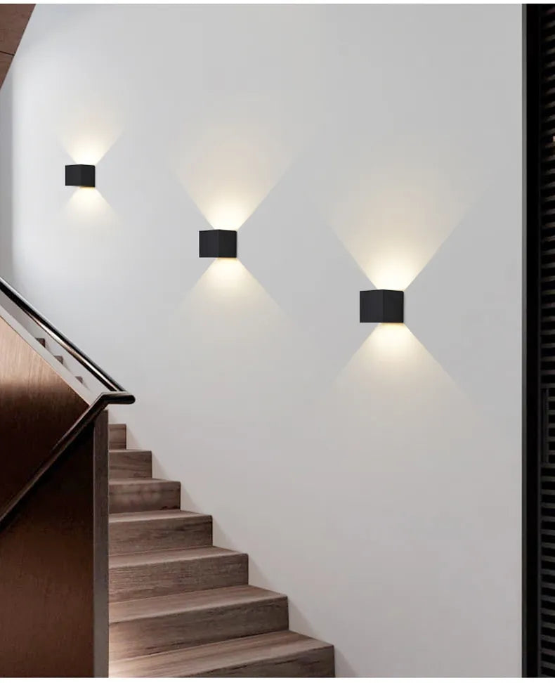 Luminária de parede com sensor de movimento em formato cúbico, iluminando com suavidade e elegância qualquer ambiente.