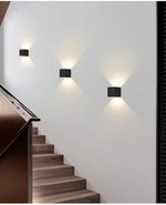 Luminária de parede com sensor de movimento em formato cúbico, iluminando com suavidade e elegância qualquer ambiente.