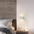 Luminária de parede com sensor de movimento em formato cúbico, iluminando com suavidade e elegância qualquer ambiente.