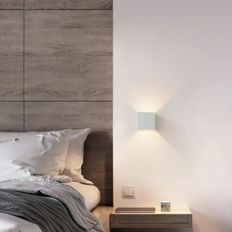 Luminária de parede com sensor de movimento em formato cúbico, iluminando com suavidade e elegância qualquer ambiente.