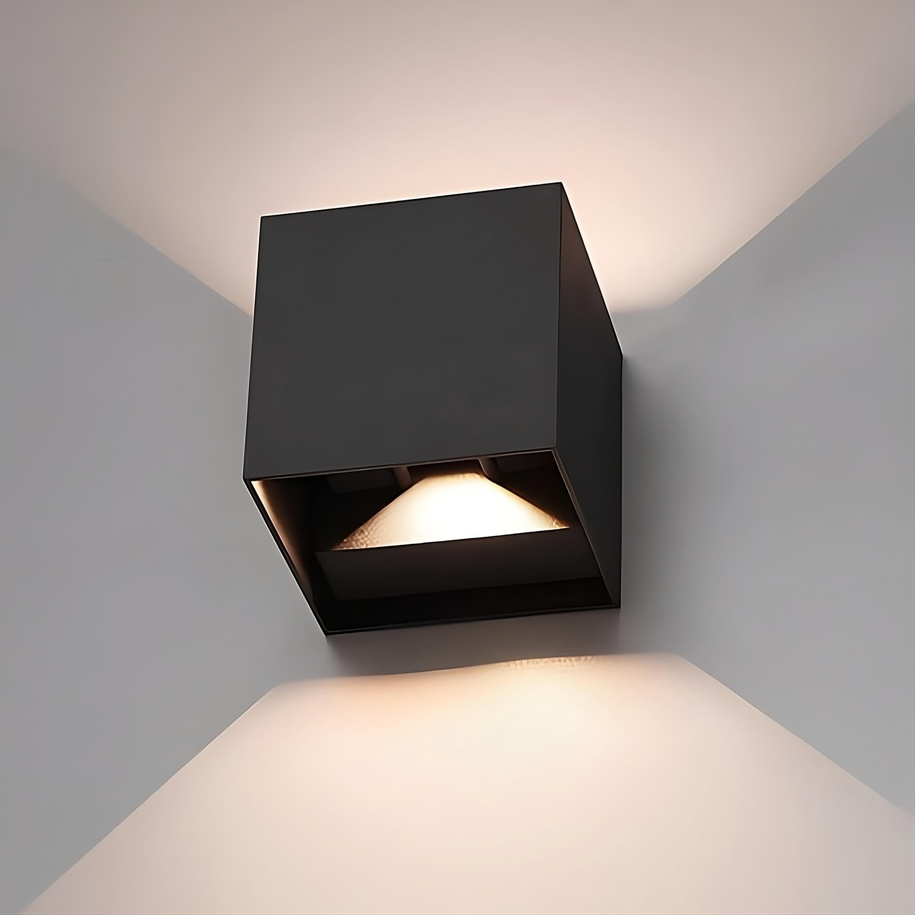 Luminária de parede com sensor de movimento em formato cúbico, iluminando com suavidade e elegância qualquer ambiente.