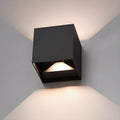 Luminária de parede com sensor de movimento em formato cúbico, iluminando com suavidade e elegância qualquer ambiente.