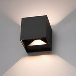 Luminária de parede com sensor de movimento em formato cúbico, iluminando com suavidade e elegância qualquer ambiente.