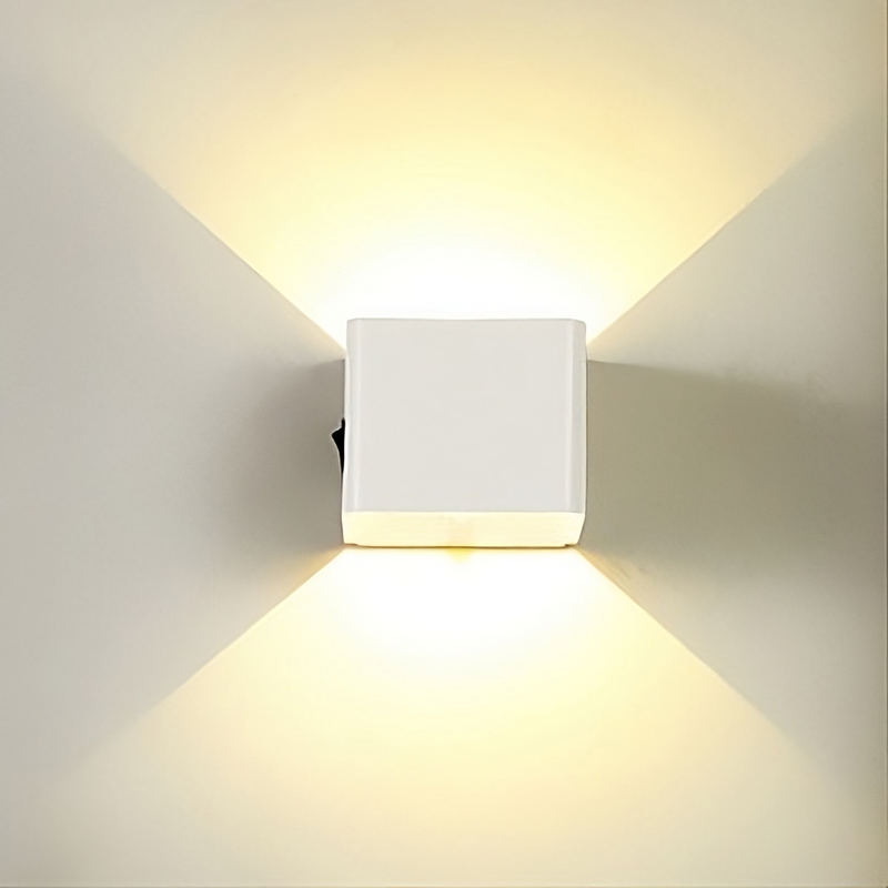 Luminária de parede com sensor de movimento em formato cúbico, iluminando com suavidade e elegância qualquer ambiente.