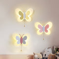 Luminária de parede contemporânea com design escultural e iluminação suave e envolvente.