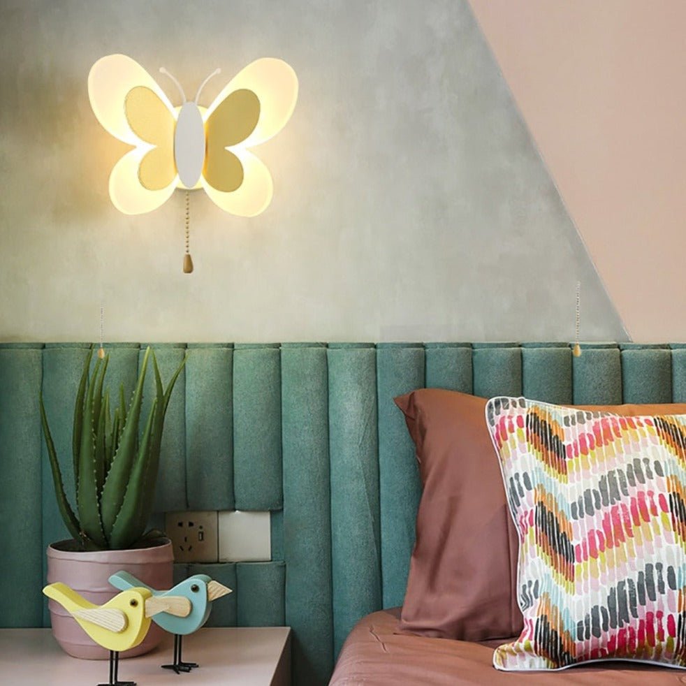 Luminária de parede contemporânea com design escultural e iluminação suave e envolvente.