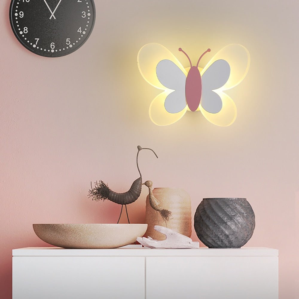 Luminária de parede contemporânea com design escultural e iluminação suave e envolvente.