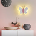 Luminária de parede contemporânea com design escultural e iluminação suave e envolvente.