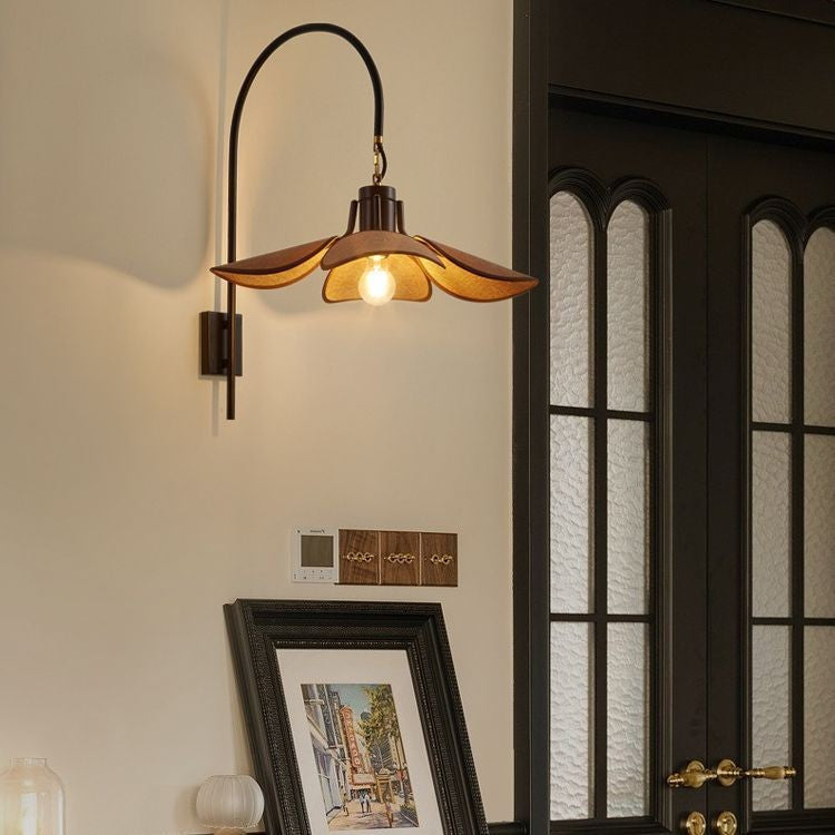 Luminária de parede contemporânea em estilo Wabi Sabi, perfeita para iluminar interiores sofisticados com um toque de rusticidade refinada.