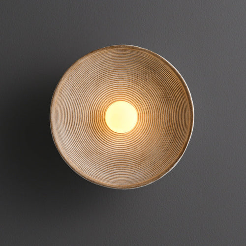 Luminária de parede de madeira japonesa contemporânea com iluminação suave e design minimalista para ambientes requintados.