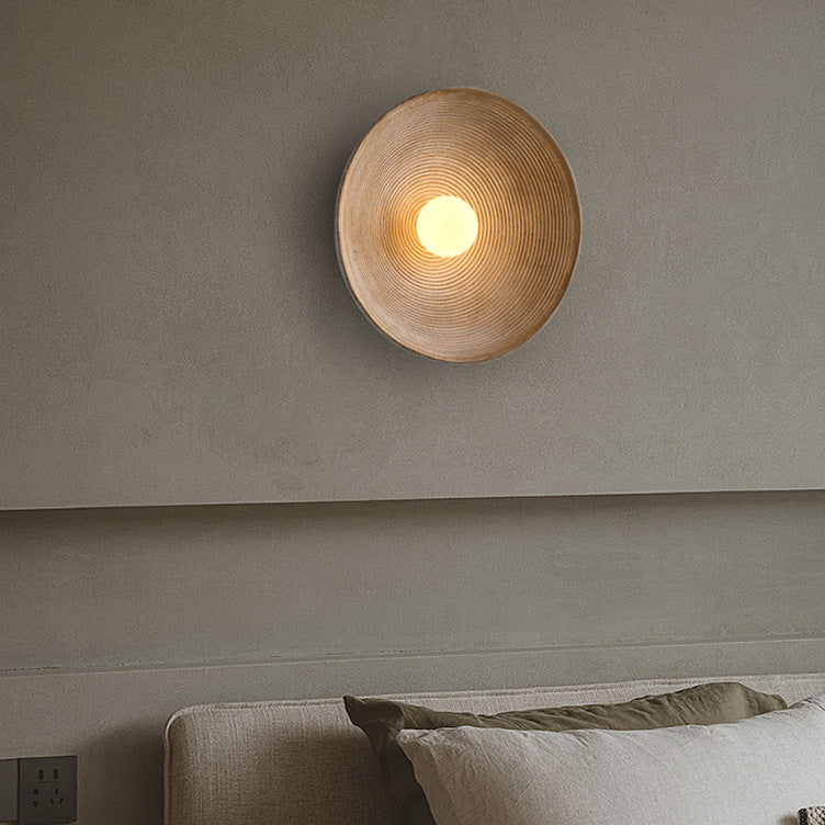 Luminária de parede de madeira japonesa contemporânea com iluminação suave e design minimalista para ambientes requintados.