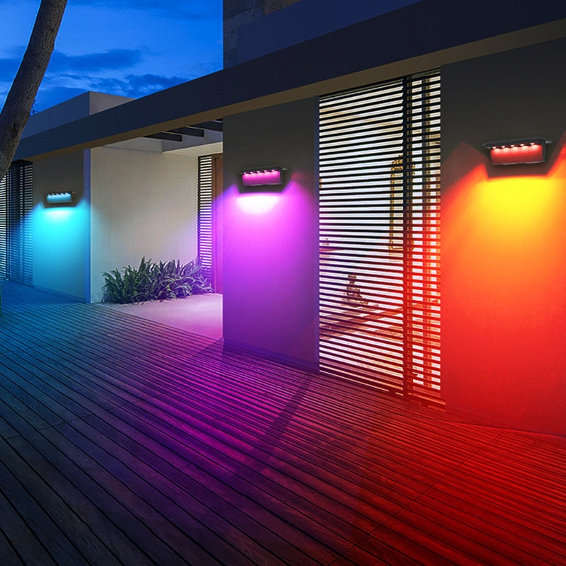 Luminária de parede elegante com iluminação LED ambiente e acabamento resistente em aço inoxidável para exteriores.