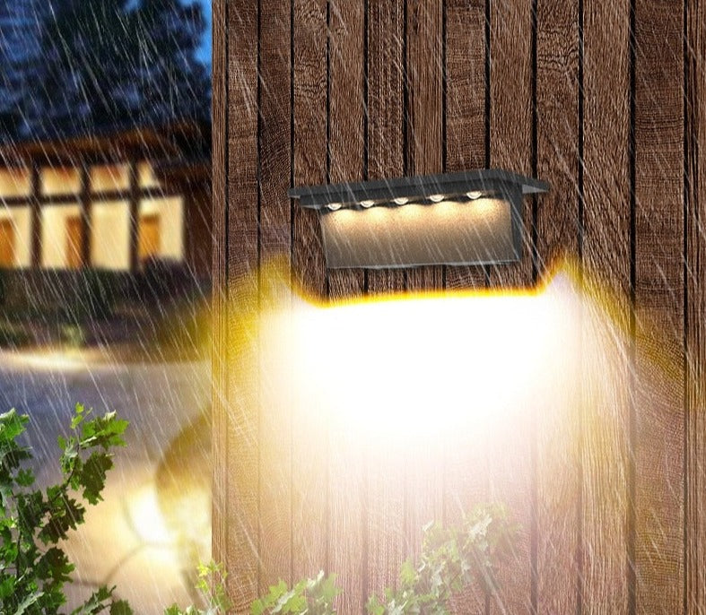 Luminária de parede elegante com iluminação LED ambiente e acabamento resistente em aço inoxidável para exteriores.