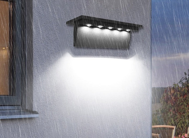 Luminária de parede elegante com iluminação LED ambiente e acabamento resistente em aço inoxidável para exteriores.