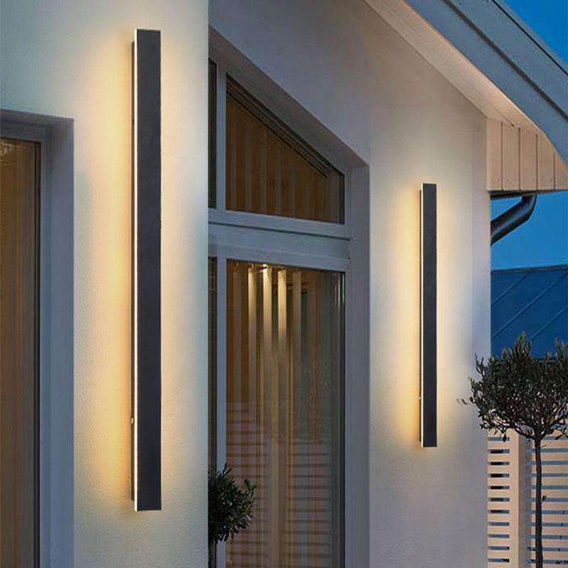 Luminária de parede em LED com design contemporâneo e acabamento metálico para iluminar seus exteriores com sofisticação. Dimerizável