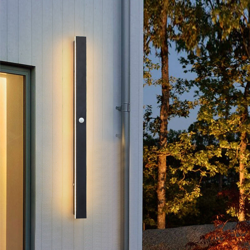 Luminária de parede em LED com design contemporâneo e acabamento metálico para iluminar seus exteriores com sofisticação.