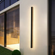 Luminária de parede em LED com design contemporâneo e acabamento metálico para iluminar seus exteriores com sofisticação.