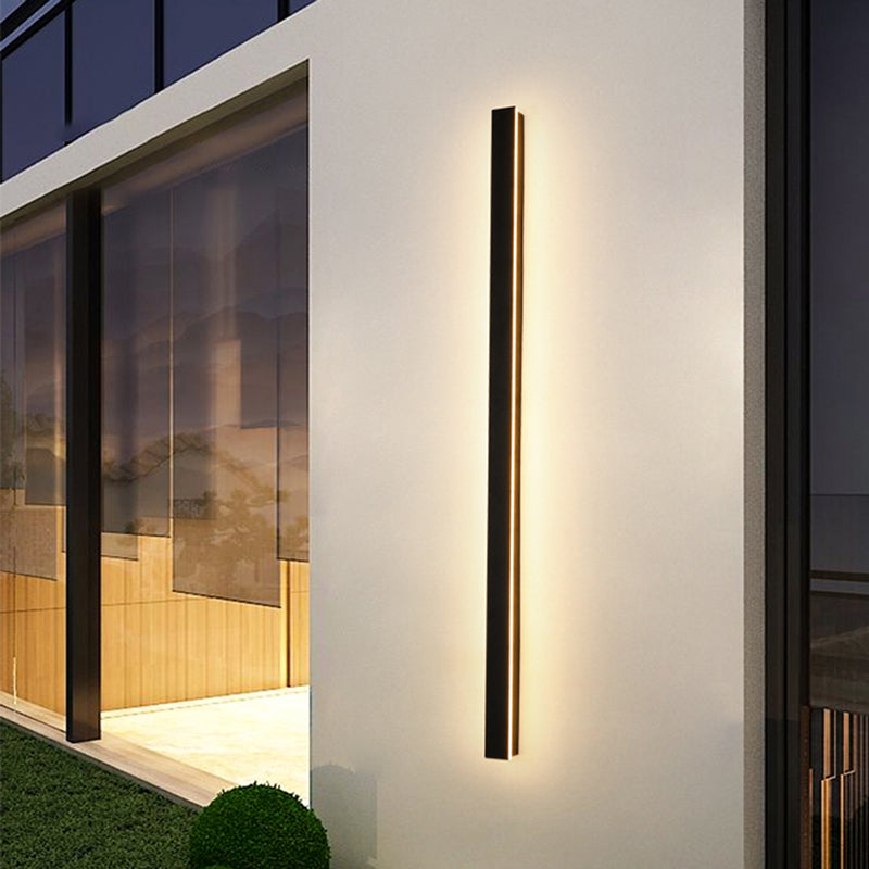 Luminária de parede em LED com design contemporâneo e acabamento metálico para iluminar seus exteriores com sofisticação. Dimerizável com Sensor de Movimento