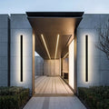 Luminária de parede em LED com design contemporâneo e acabamento metálico para iluminar seus exteriores com sofisticação.
