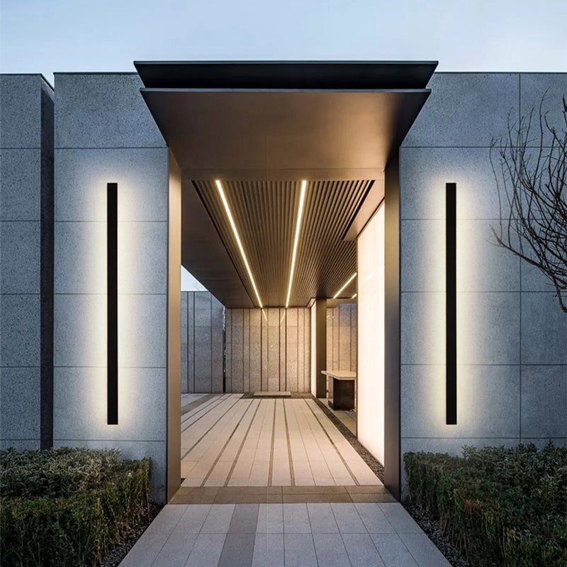 Luminária de parede em LED com design contemporâneo e acabamento metálico para iluminar seus exteriores com sofisticação.