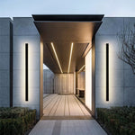Luminária de parede em LED com design contemporâneo e acabamento metálico para iluminar seus exteriores com sofisticação.